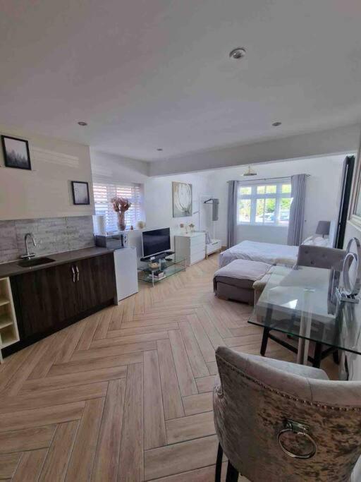 פול Lovely Studio Annex In Lilliput מראה חיצוני תמונה